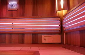 8 důvodů, proč byste v sauně měli mít barevné světlo