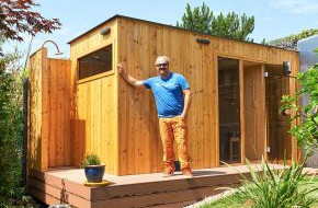 Jak se vybírá a staví venkovní sauna? A proč si Martin Zounar nepostavil saunu sám?